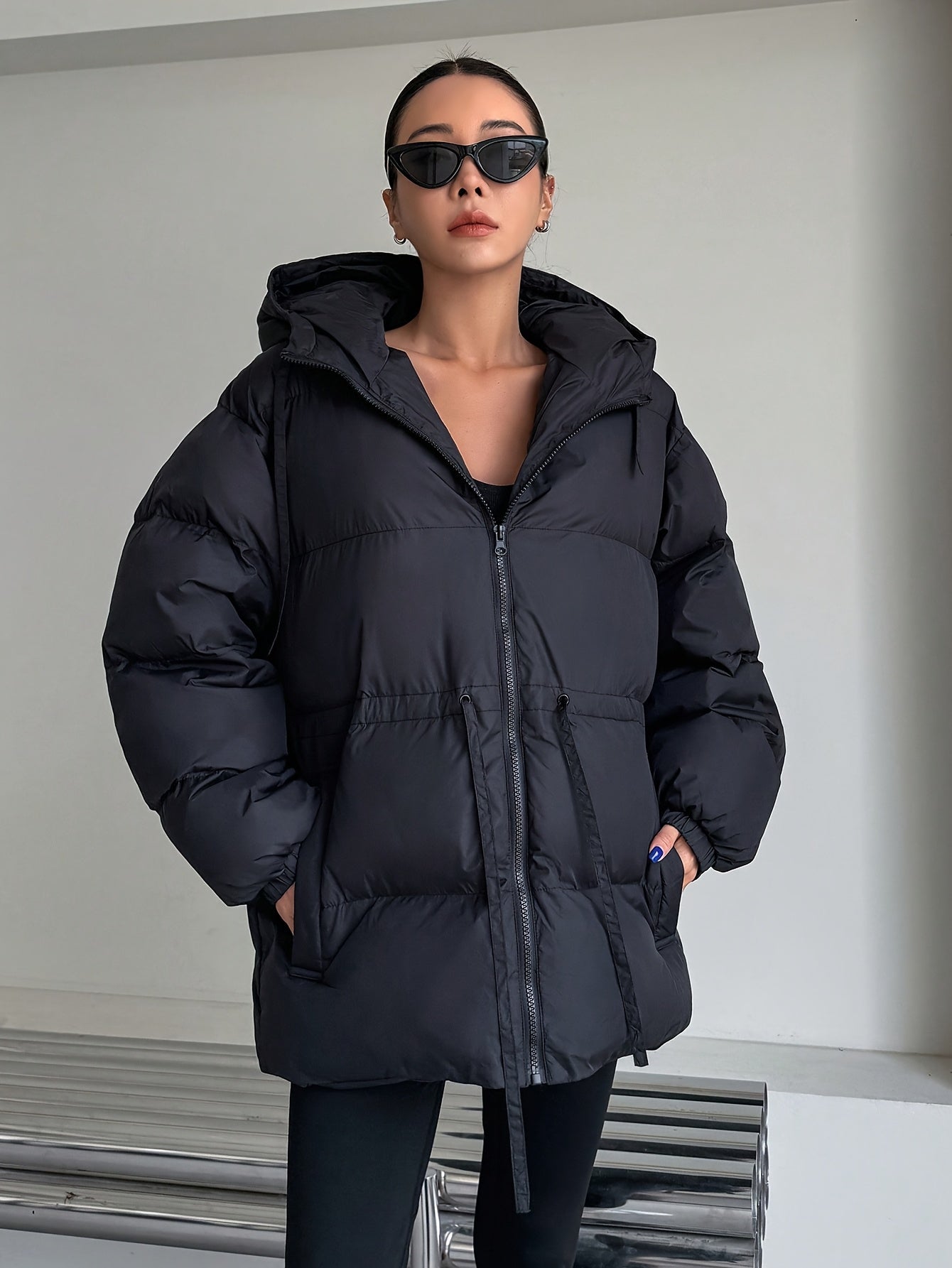 Կանացի էլեգանտ ձմեռային բաճկոն գլխարկով - առջևի ամբողջական կայծակաճարմանդով փակվող, ազատ երկար թևքով վերարկու, սև վերնազգեստ ցուրտ եղանակի համար, ձեռքով լվացվող և կառուցվածքային դիզայնով (առանց գոտու) - առօրյաից մինչև պրոֆեսիոնալ արտաքին շերտ