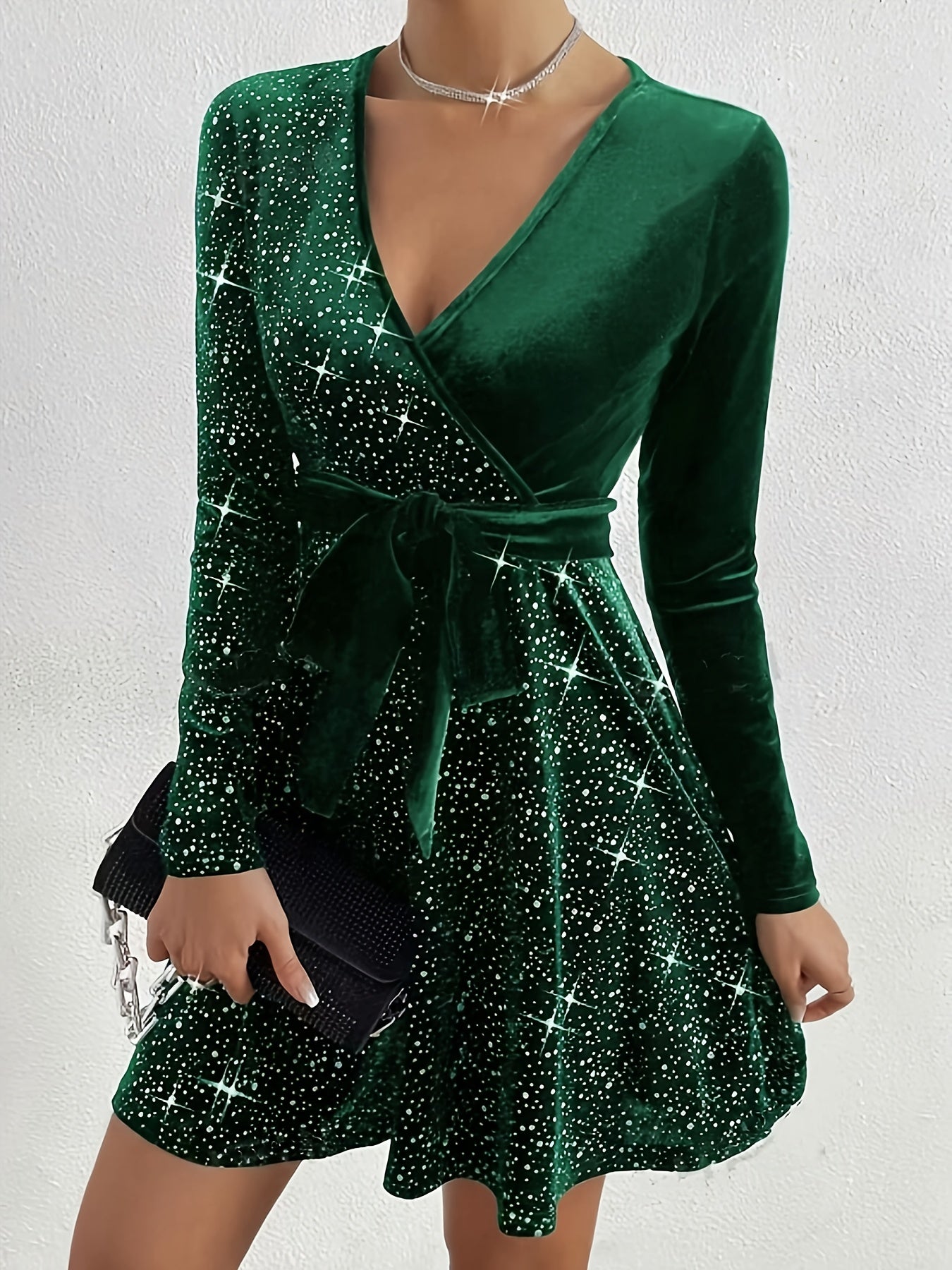 Կանացի էլեգանտ թավշյա զգեստ՝ խաչաձև վզնոցով և գոտիով - երկար թևքերով, սև՝ փայլուն աստղերով, պոլիեսթերի խառնուրդով, լվացվող մեքենայով, իդեալական է առօրյա կամ երեկոյան հագուստի համար