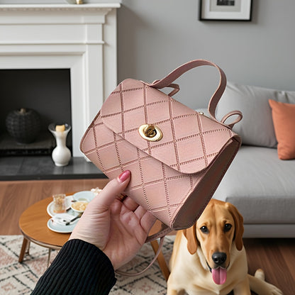 Կանացի ոճային, խաչաձև պայուսակ՝ նրբագեղ, միագույն ուսի պայուսակ՝ պտտվող փակման դիզայնով, կարգավորվող ժապավենով՝ ոսկեգույն զարդարանքներով, հասանելի է նախշերով և գալիս է սև, կարմիր, վարդագույն, շագանակագույն գույներով։