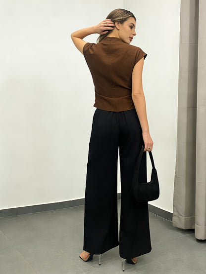 A Women'S Outfit Consisting of a Top And Straight-Leg Pants, Featuring a Half-High Collar, Short Sleeves, a Fitted Waist with a Wavy Buckle, Paired with a Tailored Narrow-Leg Wide Pant That Creates a Effect And an Elegant Dra - ayq