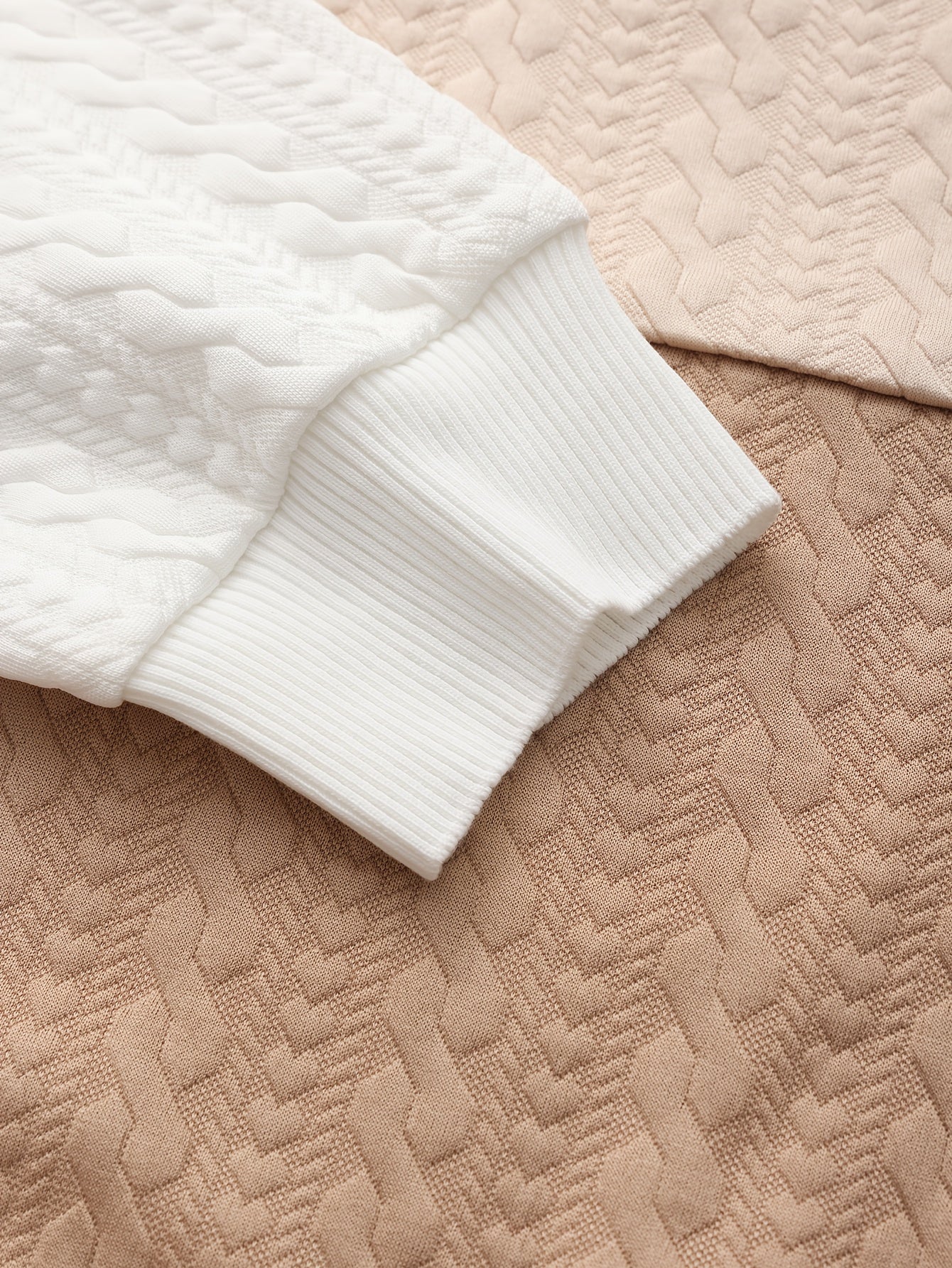 Նոր աշնանային և ձմեռային տղամարդու սվիտեր՝ ժակարդի փոքր սրտիկներով գործվածքից, հարմար է սպորտի, հանգստի, վազքի և ֆիթնես մարզումների համար, ունի երկար թևքեր։