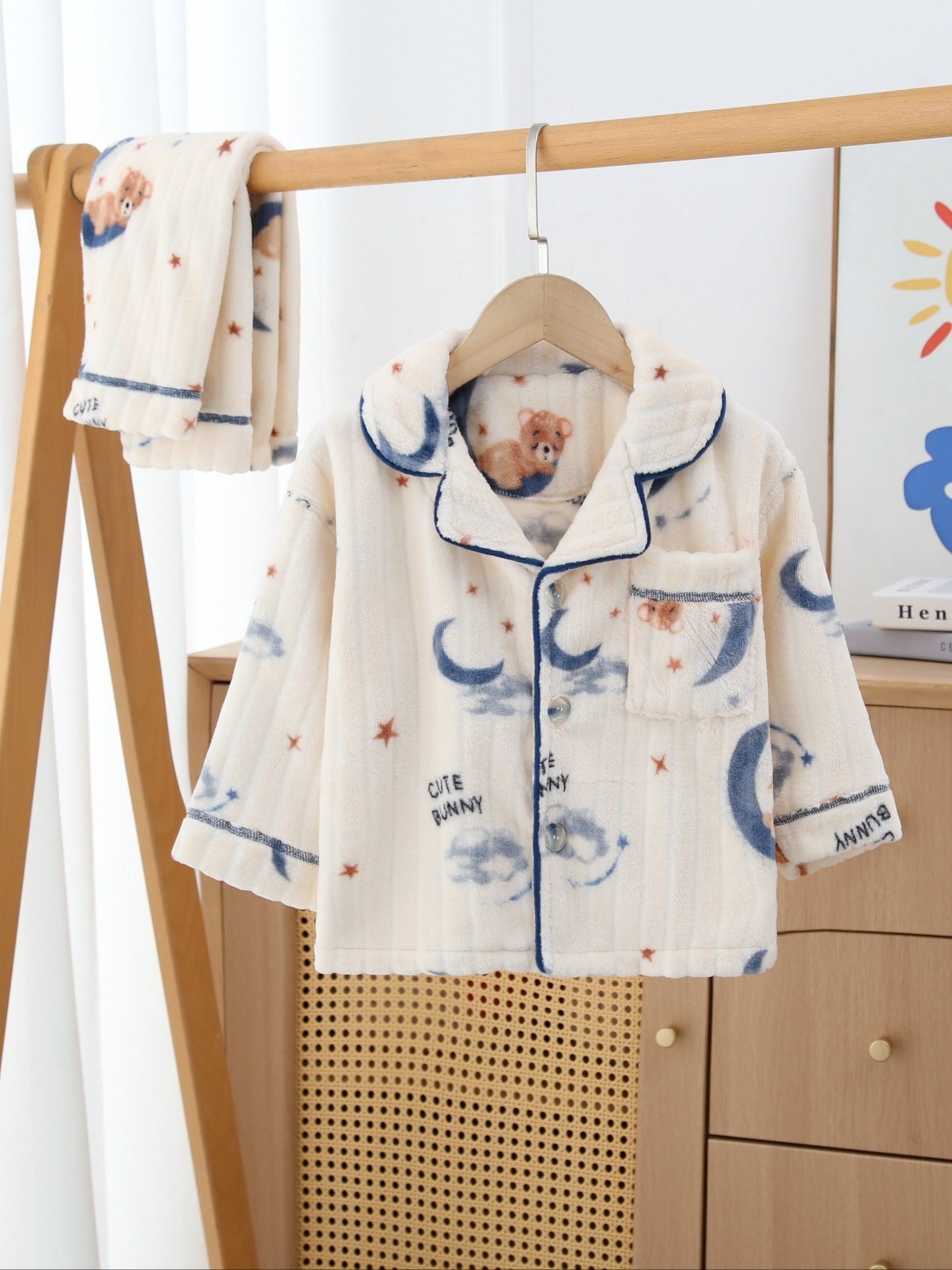 2025 New Autumn And Winter Boys' Home Clothes Two-Piece Baby Pajamas Set Flannel Thick Velvet Thickened Moon Bear Pattern Pocket Button Style Cold-Proof Thermal Underwear