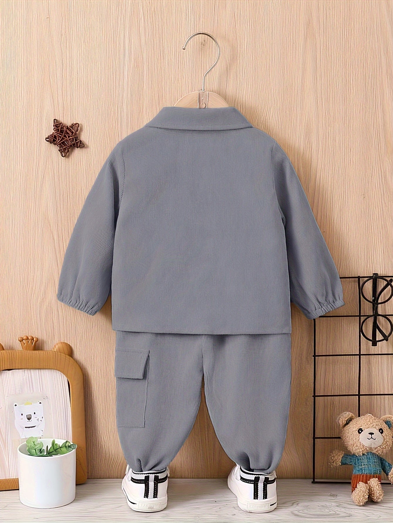 2pcs Boys' Casual Outfit Set - Light Gray Polyester Cargo Pants & Button-Up Shirt with Pockets, Machine Washable - Perfect for Fall/Winter, Autumn Toddler Outfit|Cargo Pants Outfit|Functional Pockets Design, Perfect for Outdo