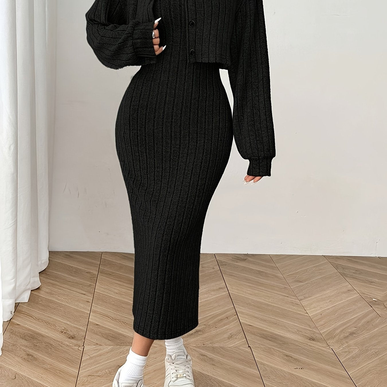 Կանացի աշնանային և ձմեռային հանդերձանք՝ երկու մասից բաղկացած հավաքածու՝ երկար թևքերով վերնաշապիկով, վերարկուով և կամիզոլ զգեստով։