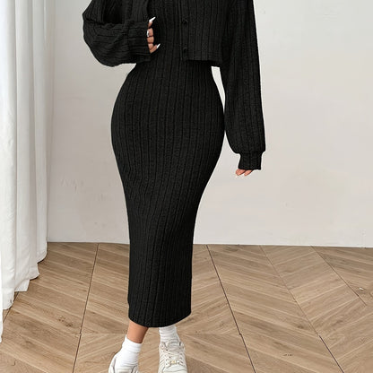 Կանացի աշնանային և ձմեռային հանդերձանք՝ երկու մասից բաղկացած հավաքածու՝ երկար թևքերով վերնաշապիկով, վերարկուով և կամիզոլ զգեստով։