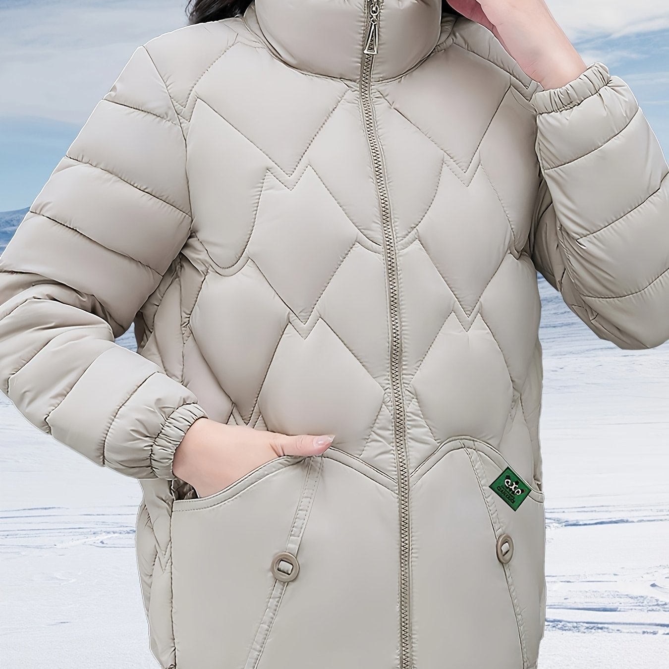 Կանացի ոճային ձմեռային վերարկու՝ սև, եղևնու ոսկեզօծ նախշով, լայնացած եզրով և H-աձև ուրվագիծով, երկար թևքերով, չձգվող գործվածքով, միայն ձեռքով լվացվող, ճապոնա-կորեական ոճով՝ առօրյա և պաշտոնական առիթների համար։