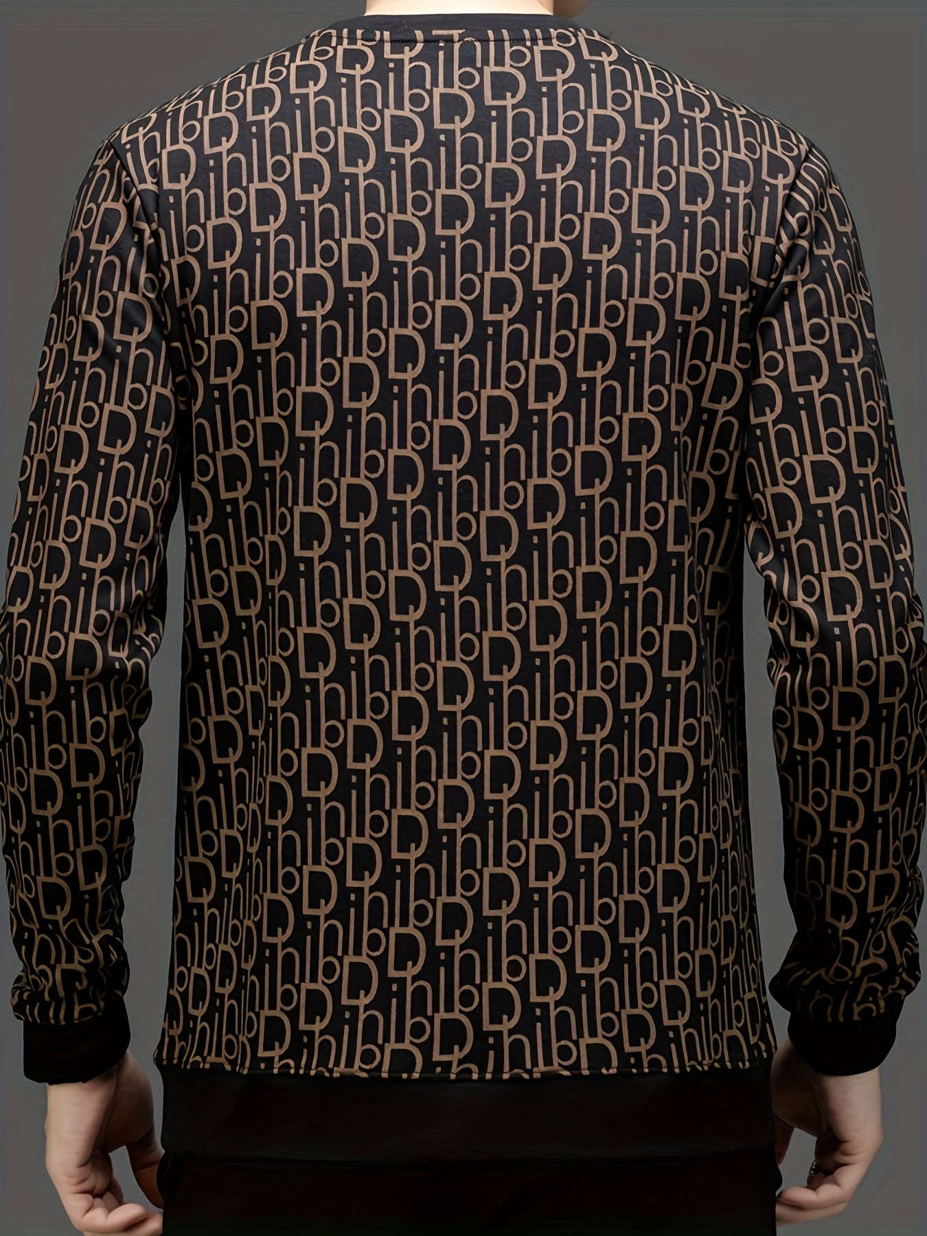 Կլոր վզնոցը հարմար է սպորտային և առօրյա հագուստի համար, առանձնանում է ոճային դեկորատիվ նախշերով: Այս երկարաթև սվիտերը կատարյալ է զբոսանքների համար, պատրաստված է փափուկ, ձգվող և հարմարավետ գործվածքից, ինչը այն դարձնում է իդեալական նվեր Y-ի համար: