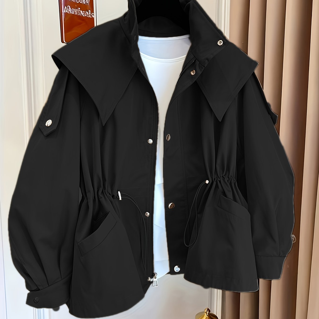 Կանացի միագույն պոլիեսթերային վերարկու՝ լարով գոտկատեղի, օձիքի և կրծքավանդակի գրպաններով - Գարնանային և աշնանային նորաձևություն, հարմարավետ, չձգվող գործվածք, ամենօրյա վերնազգեստ | Դասական երկար թևքեր | Չձգվող նյութ