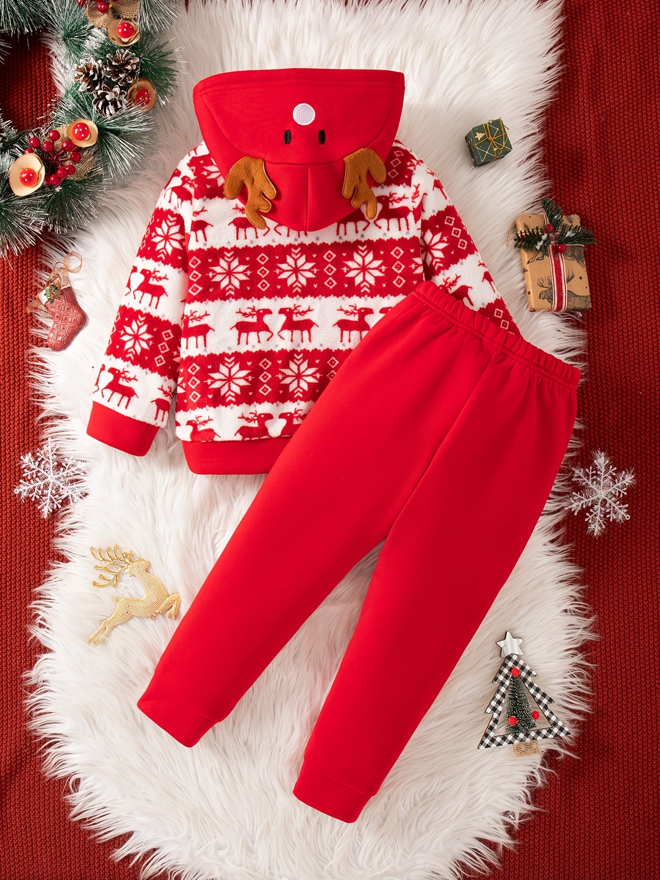 Տղաների համար նախատեսված ամանորյա, ասեղնագործված, սովորական չափսի, գլխարկով, երկար թևքերով, բրդյա բաճկոնով և տաբատով հագուստ՝ աշուն/ձմեռ, իդեալական է բացօթյա օգտագործման համար։