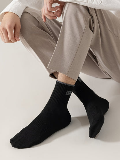 5/10 Pairs Of Men's Trendy Solid Crew Socks, Spring and Fall Breathable Comfy Casual Socks for Men's Outdoor Wearing All Seasons Wearing